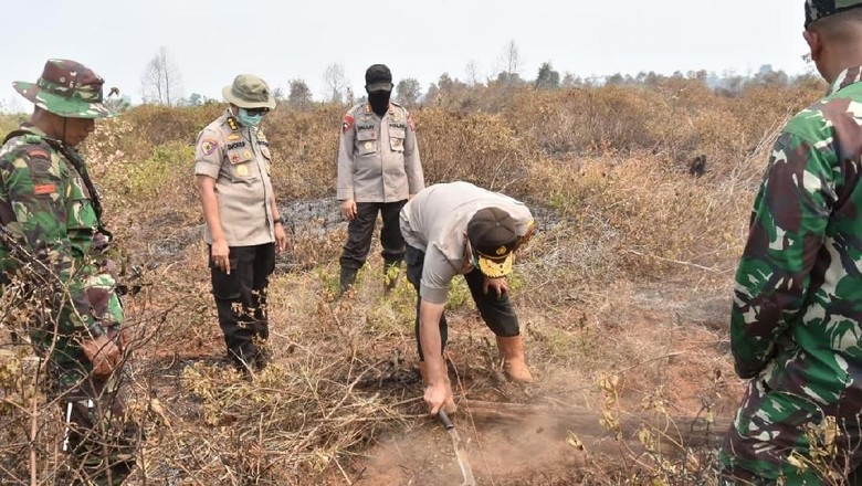 Padamkan Karhutla di Kalsel, Water Bombing Dijatuhkan 2 Kali Sehari