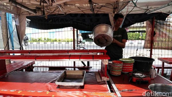Kena Imbas Pelebaran Trotoar, Pedagang Nasi Kapau Tetap Berjualan