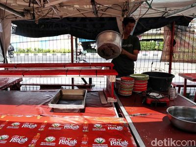 Kena Imbas Pelebaran Trotoar, Pedagang Nasi Kapau Tetap Berjualan