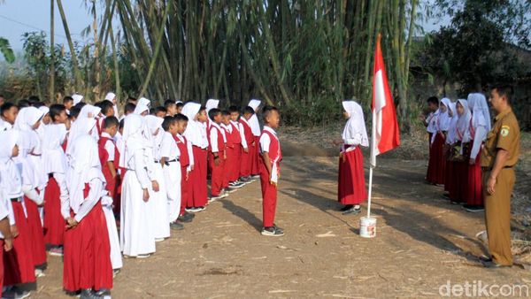 Tak Punya Lapangan, Siswa SD Ini Upacara di Kebun Bambu