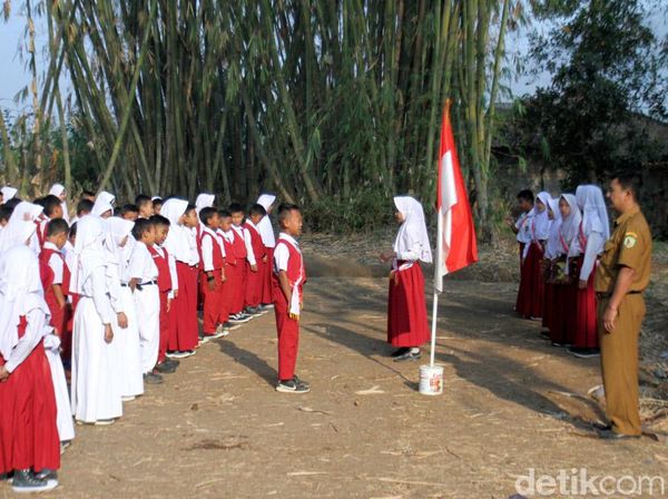 Tak Punya Lapangan, Siswa SD Ini Upacara di Kebun Bambu