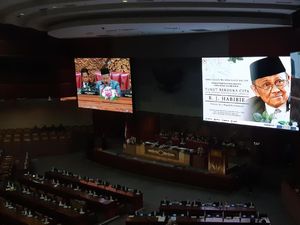 Pimpin Paripurna DPR, Fahri Ajak Anggota Dewan Doakan BJ Habibie Pimpin Paripurna DPR, Fahri Ajak Anggota Dewan Doakan BJ Habibie