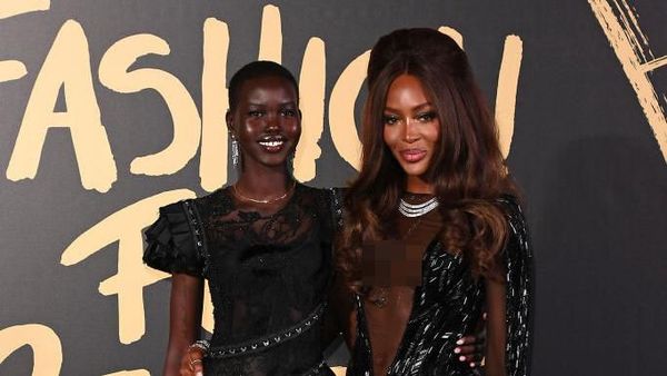 Foto: Gaya Naomi Campbell Pakai Naked Dress di Acara Amal