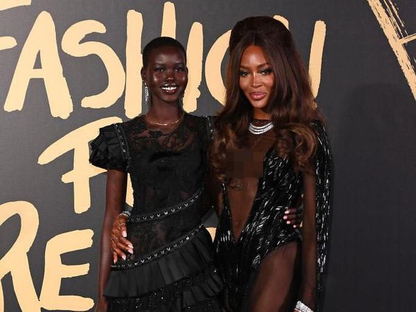 Foto: Gaya Naomi Campbell Pakai Naked Dress di Acara Amal