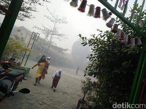 Sekolah Dekat TPA Makassar Diliburkan karena Asap Masih Ngebul Sekolah Dekat TPA Makassar Diliburkan karena Asap Masih Ngebul