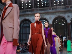 Fashion Show Victoria Beckham di London Diwarnai Aksi Unjuk Rasa