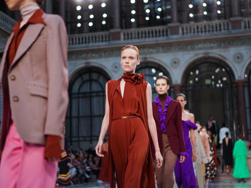 Fashion Show Victoria Beckham di London Diwarnai Aksi Unjuk Rasa Fashion Show Victoria Beckham di London Diwarnai Aksi Unjuk Rasa