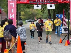 Saat Mahasiswa di Amerika Ikut Lomba Lari Pakai Aksesoris Batik