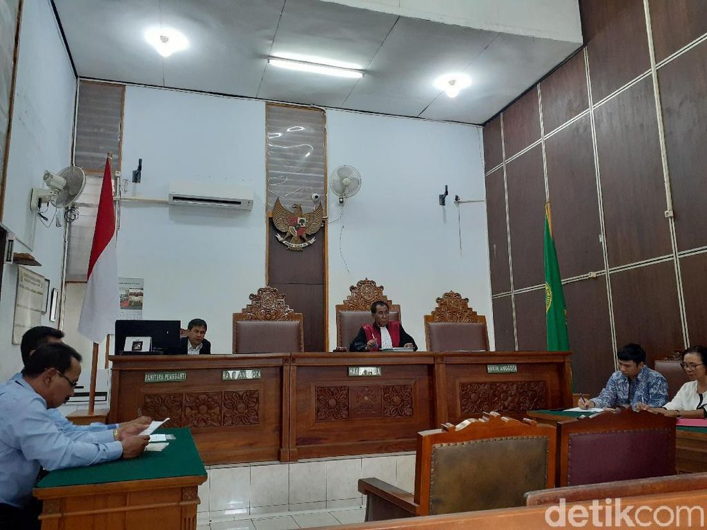 MAKI Kembali Gugat KPK soal Kasus Century MAKI Kembali Gugat KPK soal Kasus Century