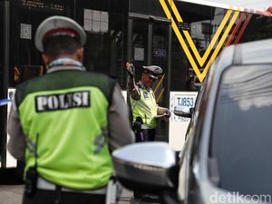 Viral Ditilang, Nyetir Mobil Sendiri Memang Perlu Pakai Masker? Viral Ditilang, Nyetir Mobil Sendiri Memang Perlu Pakai Masker?