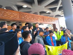 Mahasiswa Demo di DPRD Jatim Tolak Revisi UU KPK dan Kenaikan BPJS