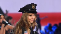Ia terpilih sebagai model Victorias Secret pada 2016. Model seangkatannya yang baru terpilh di tahun itu antara lain Martha Hunt, Sara Sampaio dan Romee Strijd. (Foto: Getty Images)