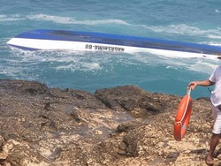 Kapal Tenggelam Dihantam Ombak di Devils Tear Bali, 2 WNA Tewas