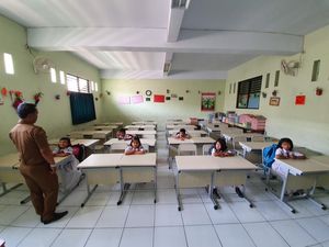 Sempat Belajar Lesehan, SDN Pekayon Jaya 3 Bekasi Kini Punya Meja-Kursi Sempat Belajar Lesehan, SDN Pekayon Jaya 3 Bekasi Kini Punya Meja-Kursi