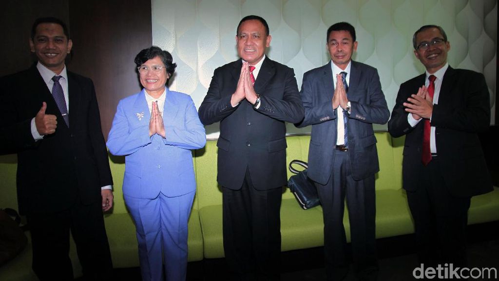 Senyum Semringah Para Pimpinan Baru KPK Usai Disahkan DPR Senyum Semringah Para Pimpinan Baru KPK Usai Disahkan DPR