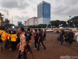 Usai Suarakan Tolak RKUHP, Massa di Depan Gedung DPR Bubarkan Diri