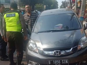 Sopir Mobil yang Ditemplok Polisi Dikenai Pasal Melawan Petugas dan Ditilang