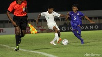 Alfin Farhan berusaha melewati pengawalan pemain Filipina. Dalam pertandingan ini, pemain bernomor punggung 2 itu turut menyumbangkan satu gol untuk Indonesia di menit ke-57.
