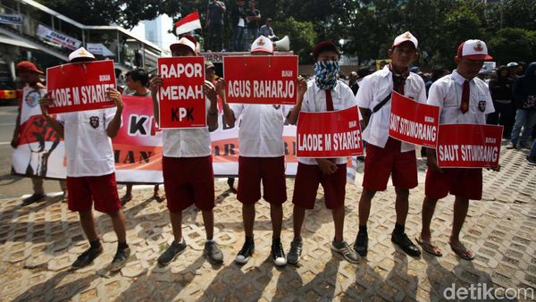 Pakai Seragam SD, Massa Dukung Revisi UU KPK