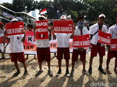 Pakai Seragam SD, Massa Dukung Revisi UU KPK