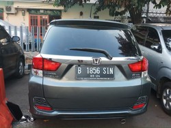 Diamankan di Polsek Pasar Minggu, Ini Penampakan Mobil yang Ditemplok Polisi