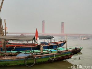 Dampak Kebakaran Lahan, Palembang Diselimuti Kabut Asap