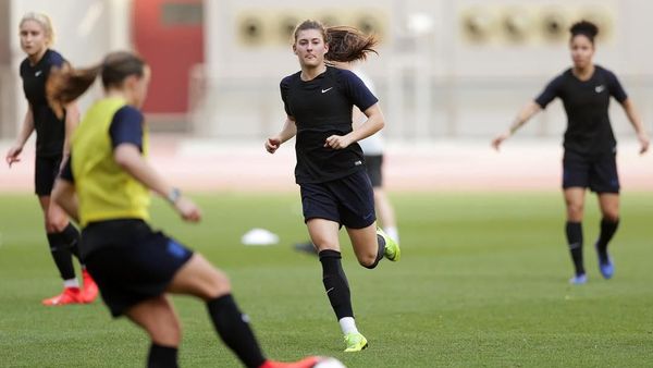 Foto: Liburannya Hannah Blundell, Si Bidadari Chelsea