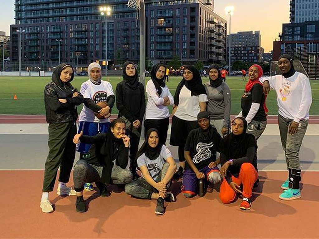 Pertamakali, Tim Basket Sediakan Jilbab Khsusus untuk Atlet Berhijab Pertamakali, Tim Basket Sediakan Jilbab Khsusus untuk Atlet Berhijab