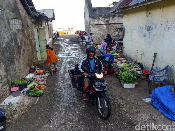 Melihat Geliat Kehidupan di Pelabuhan Rote