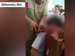 Viral! Kepala Bocah SD Nyangkut di Bangku Sekolah