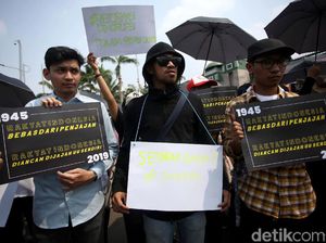 Massa Tolak Revisi UU KPK Gelar Aksi di Depan Gedung DPR