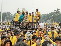 Sumsel Diselimuti Kabut Asap, Mahasiswa Geruduk Kantor Gubernur