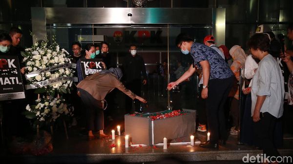 Aksi Teatrikal Pemakaman KPK