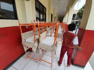 SDN Jatimulya 09 Bekasi Sudah Terima Meja, tapi Belum Bisa Digunakan SDN Jatimulya 09 Bekasi Sudah Terima Meja, tapi Belum Bisa Digunakan