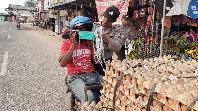 Kabut Asap Sampai ke Kepulauan Riau, Polisi Bagikan Masker