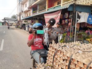 Kabut Asap Sampai ke Kepulauan Riau, Polisi Bagikan Masker