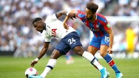Serge Aurier (kiri) menampilkan performa terbaiknya ketika Tottenam Hotspur menggasak Crystal Palace 4-0. Umpan silan mendatar Aurier memaksa Patrick van Aanholt melakukan gol bunuh diri dan menciptakan satu assist untuk gol kedua Son Heung-min. Foto: Getty Images