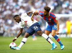 Serge Aurier (kiri) menampilkan performa terbaiknya ketika Tottenam Hotspur menggasak Crystal Palace 4-0. Umpan silan mendatar Aurier memaksa Patrick van Aanholt melakukan gol bunuh diri dan menciptakan satu assist untuk gol kedua Son Heung-min. Foto: Getty Images
