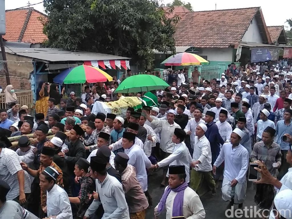 Ribuan Warga Iringi Pemakaman Fuad Amin Eks Bupati Bangkalan