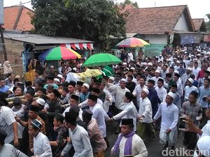 Ribuan Warga Iringi Pemakaman Fuad Amin Eks Bupati Bangkalan Ribuan Warga Iringi Pemakaman Fuad Amin Eks Bupati Bangkalan