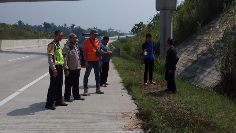 Pria Ditemukan Tewas dengan Leher Digorok di Tol Bocimi, Diduga Dibunuh