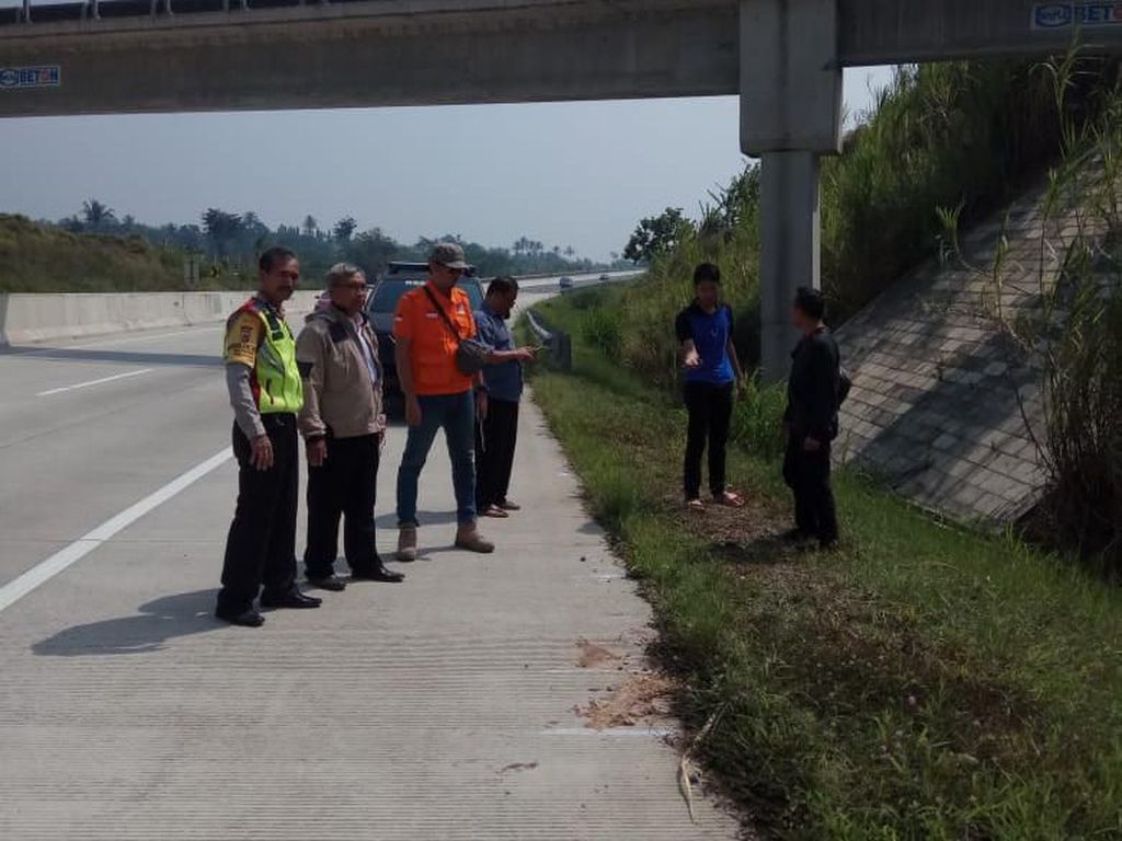 Pria Ditemukan Tewas dengan Leher Digorok di Tol Bocimi, Diduga Dibunuh Pria Ditemukan Tewas dengan Leher Digorok di Tol Bocimi, Diduga Dibunuh