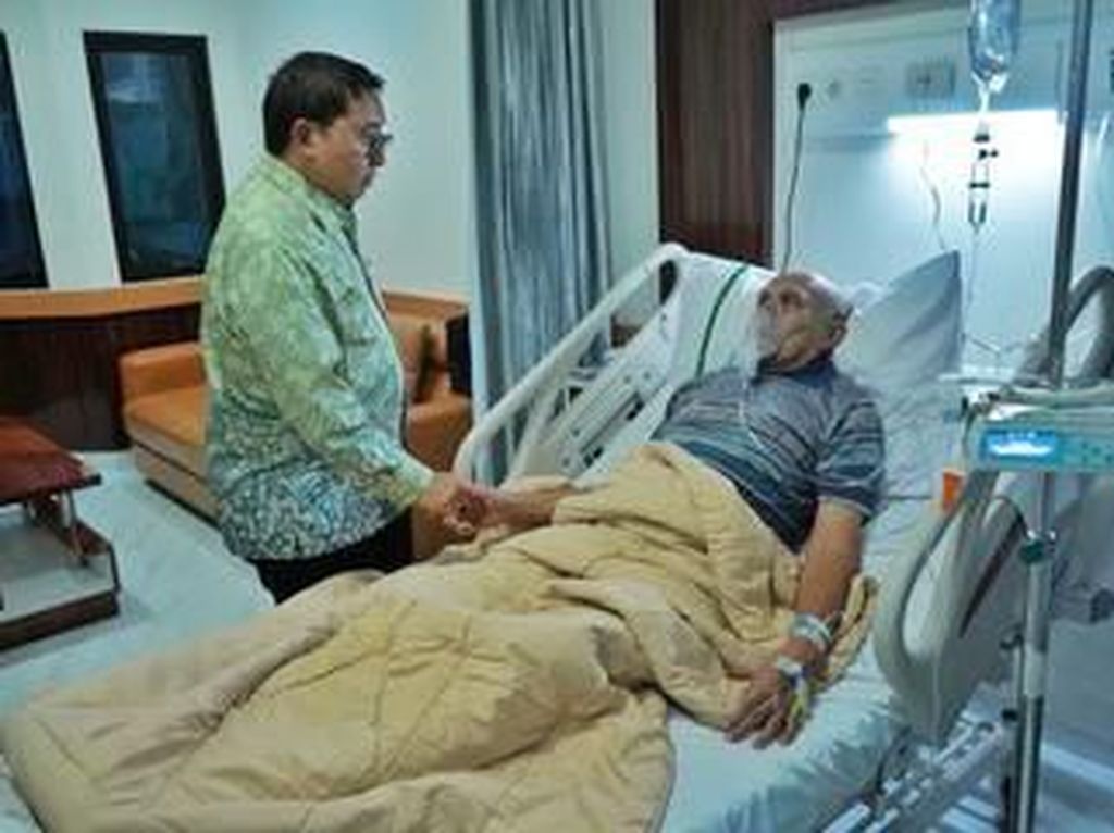 Fadli Zon Jenguk Kivlan Zen di RSPAD, Begini Kondisinya Fadli Zon Jenguk Kivlan Zen di RSPAD, Begini Kondisinya