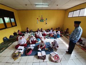 Di Bekasi Lagi, Murid-murid SD Ini Belajar Lesehan Sejak 2017