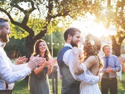 Pengantin Ini Minta Tamu Bawa Sandwich dan Kursi Jika Telat Datang ke Pesta