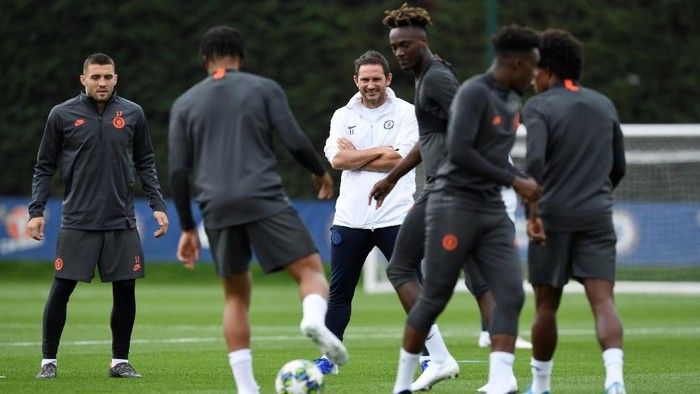 Soccer Football - Champions League - Chelsea Training - Cobham Training Centre, Stoke dAbernon, Cobham, Britain - September 16, 2019   Chelsea manager Frank Lampard looks on as Chelseas Tammy Abraham and Mateo Kovacic are in action during training    Action Images via Reuters/Tony OBrien