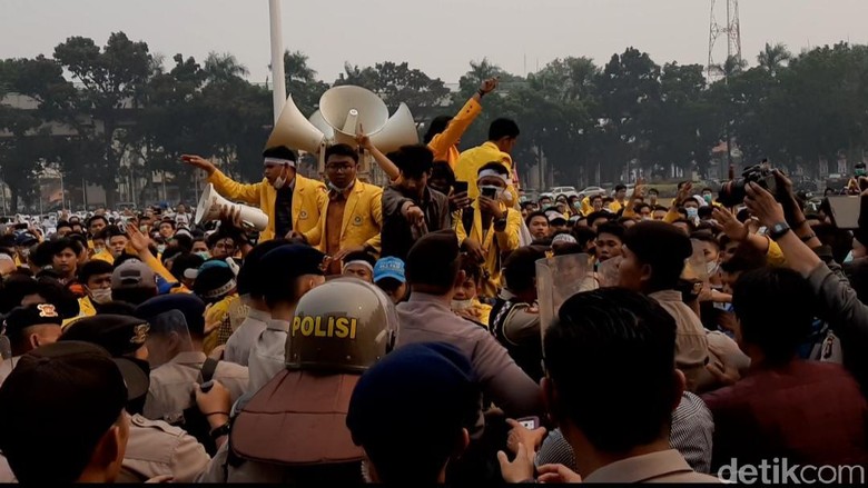 Demo Mahasiswa di Depan Kantor Gubernur Sumsel Ricuh