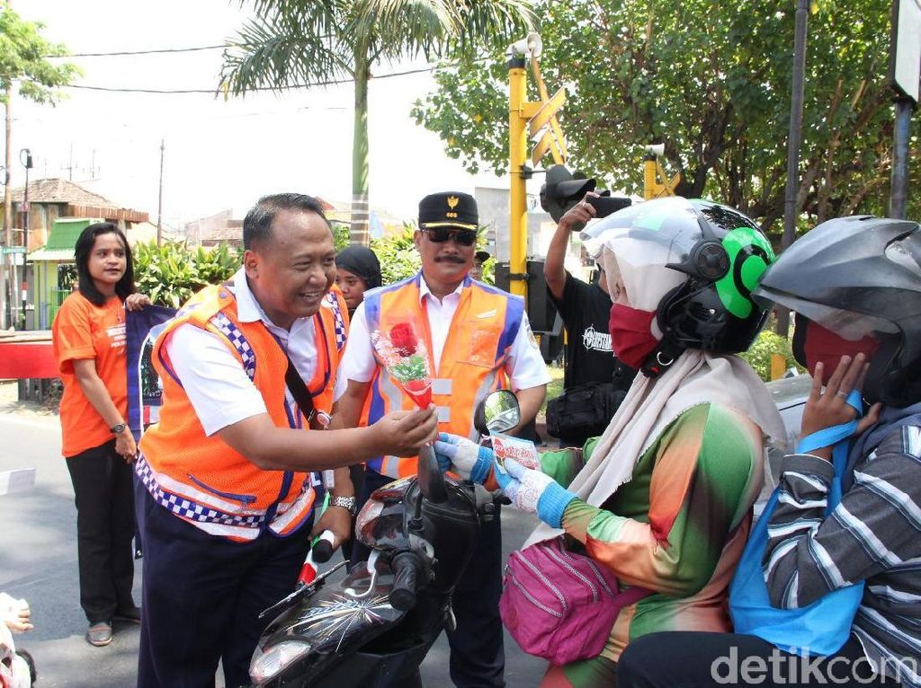 Hati-hati! 404 Perlintasan Kereta Api Daop 8 Surabaya Tanpa Penjaga Hati-hati! 404 Perlintasan Kereta Api Daop 8 Surabaya Tanpa Penjaga