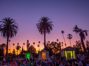 Ini Baru Beda, Bioskop di Kuburan