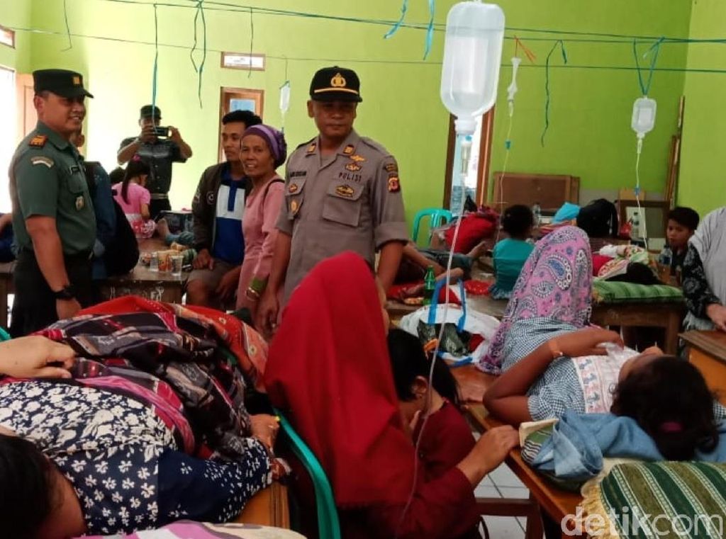 Keracunan Massal, Warga Sukabumi Dirawat di Gedung Sekolah Keracunan Massal, Warga Sukabumi Dirawat di Gedung Sekolah